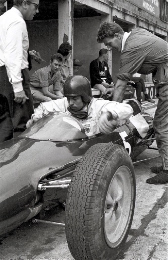 JIm sort du cockpit de la Lotus 25 au GP d'Allemagne au Nurburgring 1962